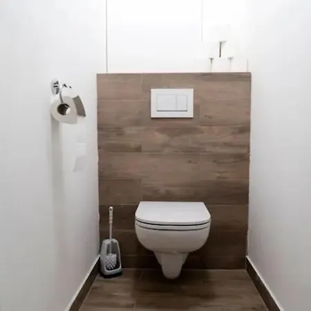 Spacious With Amazing Castle View Apartment *