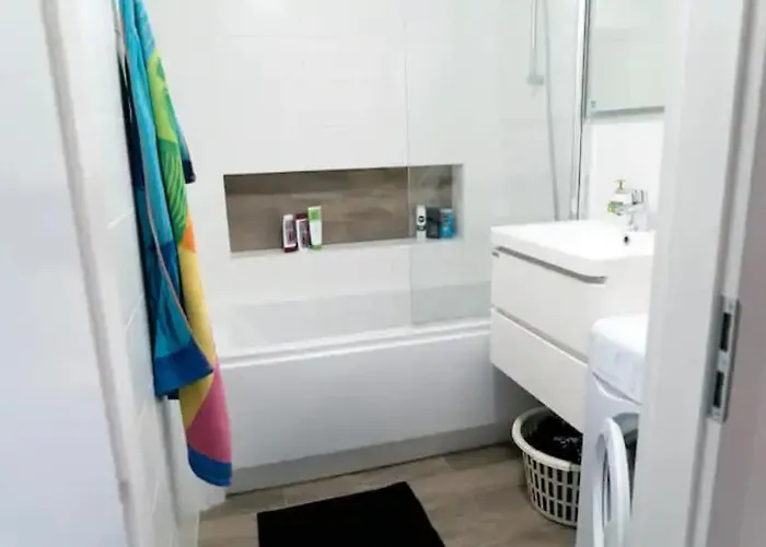 Spacious With Amazing Castle View Апартаменты